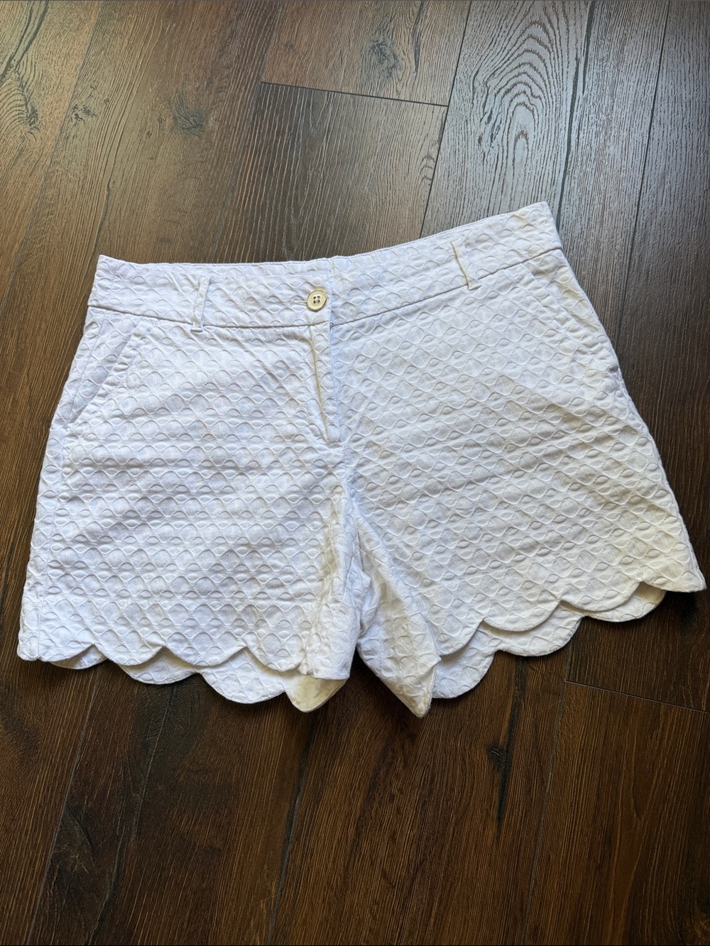 crown & ivy White Shelby Scalloped Hem Shorts 8